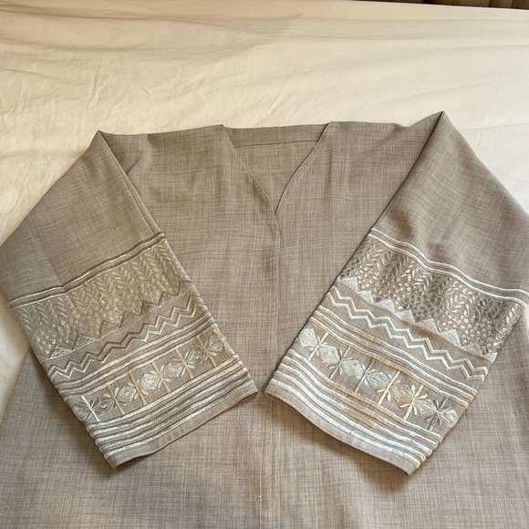 Linen grey abaya with embroidery - Picture 3 of 6